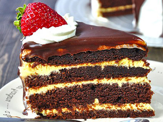 U qolini uning mushukiga tirsagigacha tiqdi. Surat.